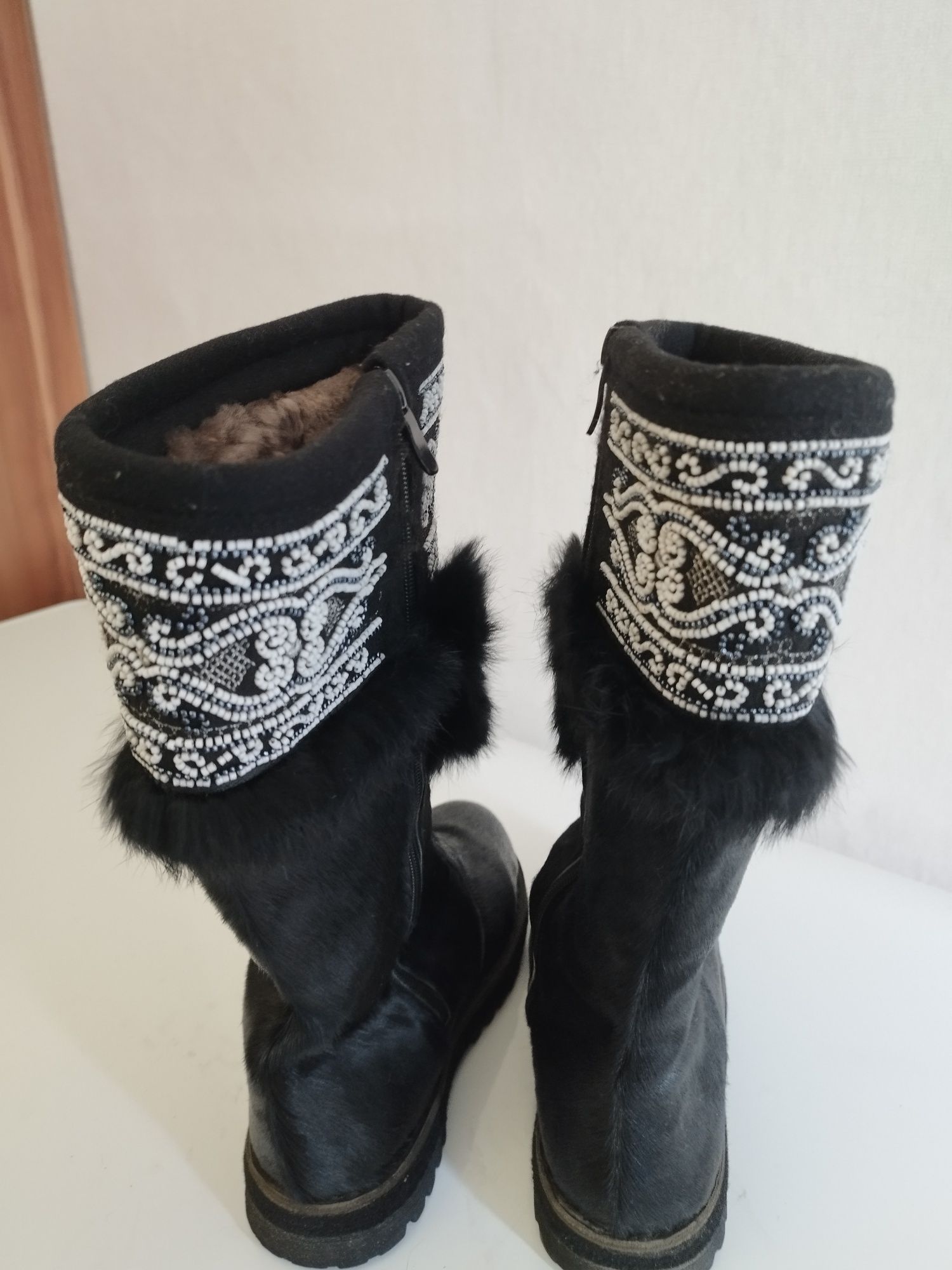 Продам унты и кеды.