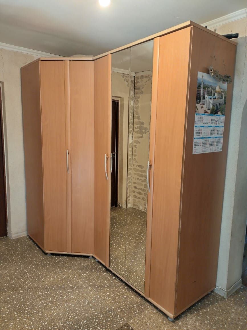 Шкаф угловой для прихожей двухсекционный с зеркалом