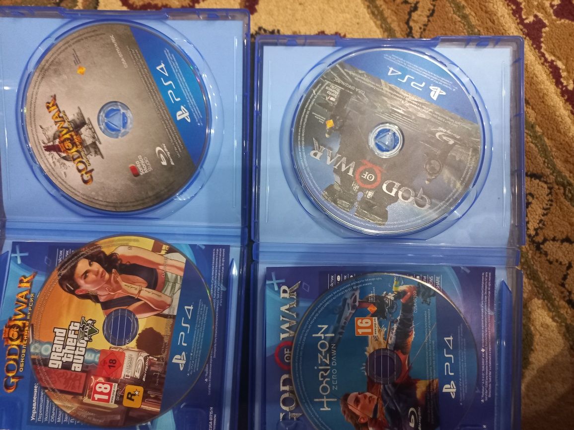 Пс 4 работает отлично в комплект игры и джостики