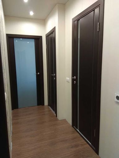 Установка дверей. Настил напольных покрытий. Услуги плотника.