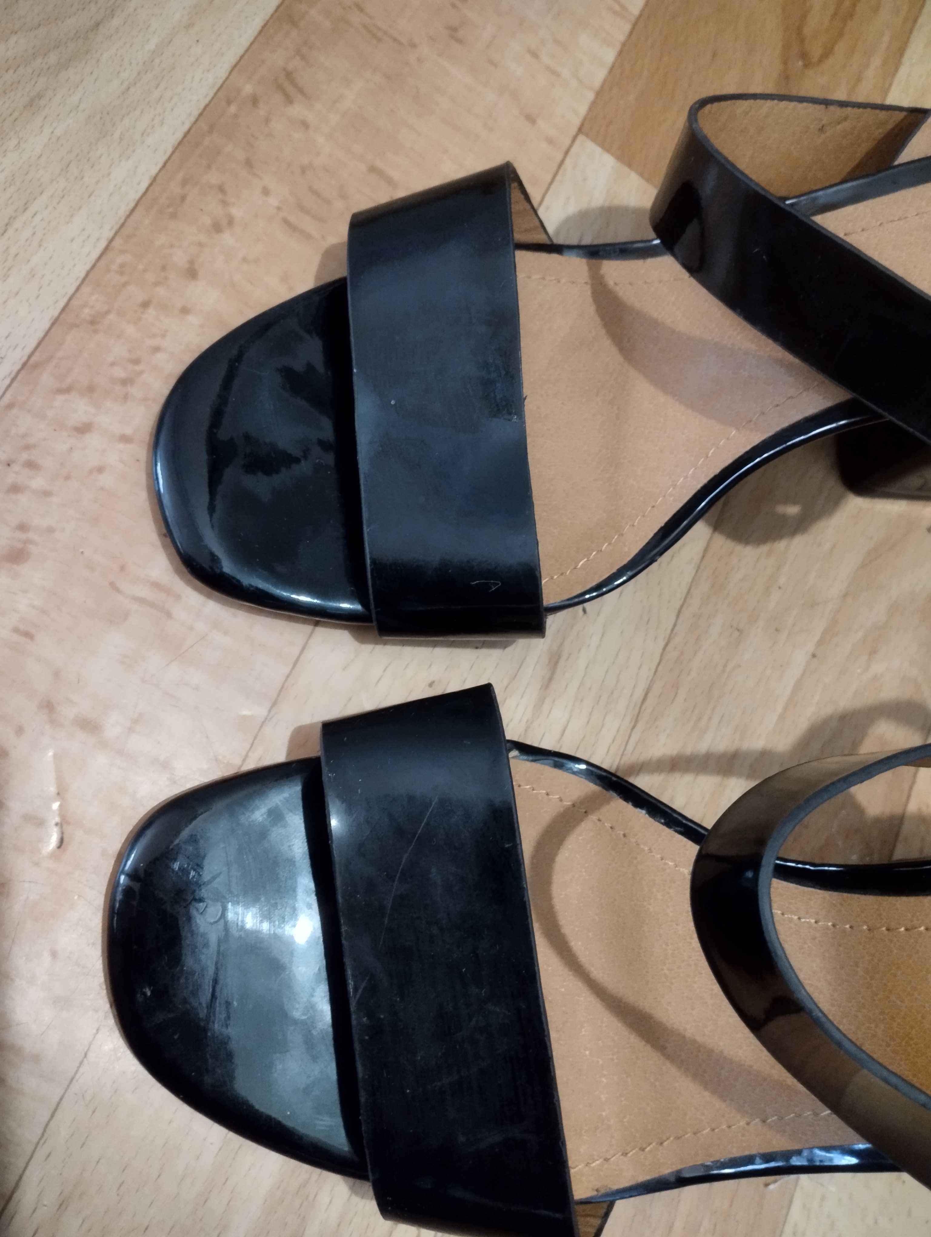 Продам кожаные лакированные босоножки H&M, б/у.
