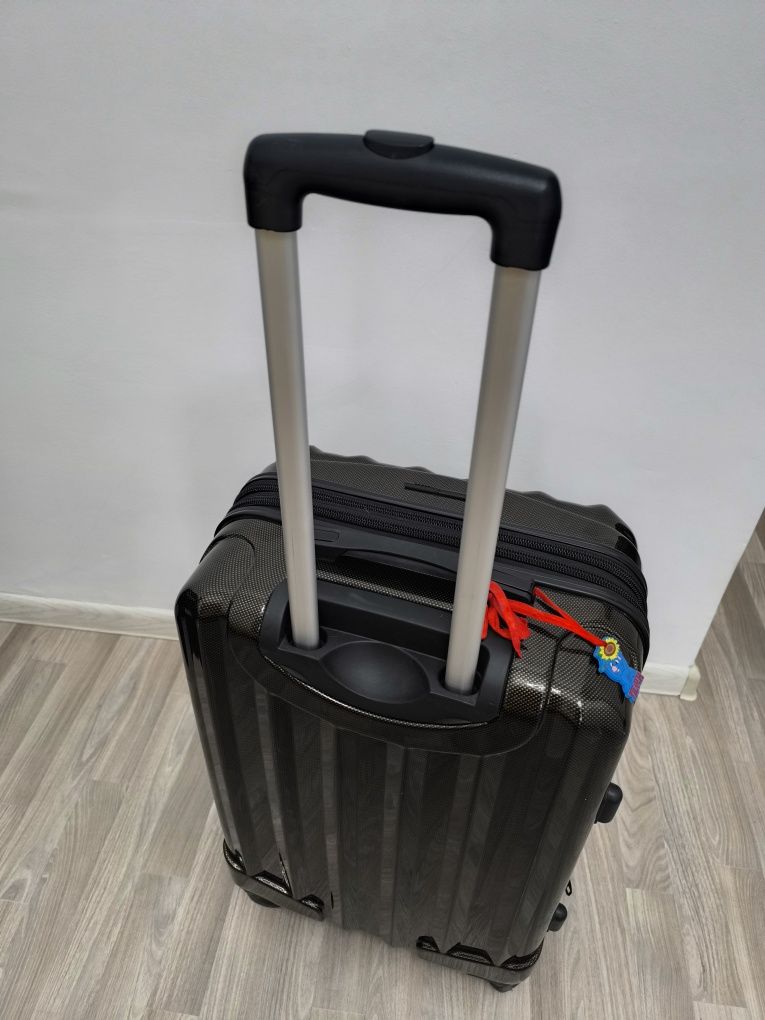 Продам чемодан дорожный