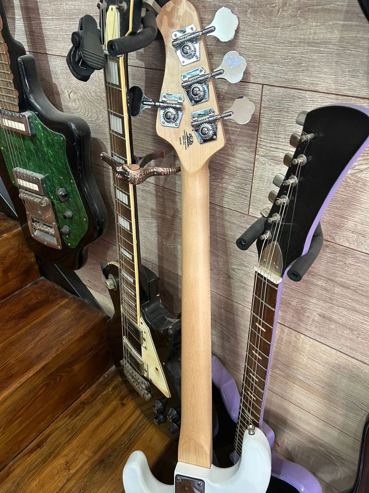 бас гитара music man stingray