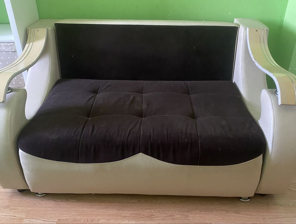 Продам диван б/у 1,7 см , раскладной целый !!