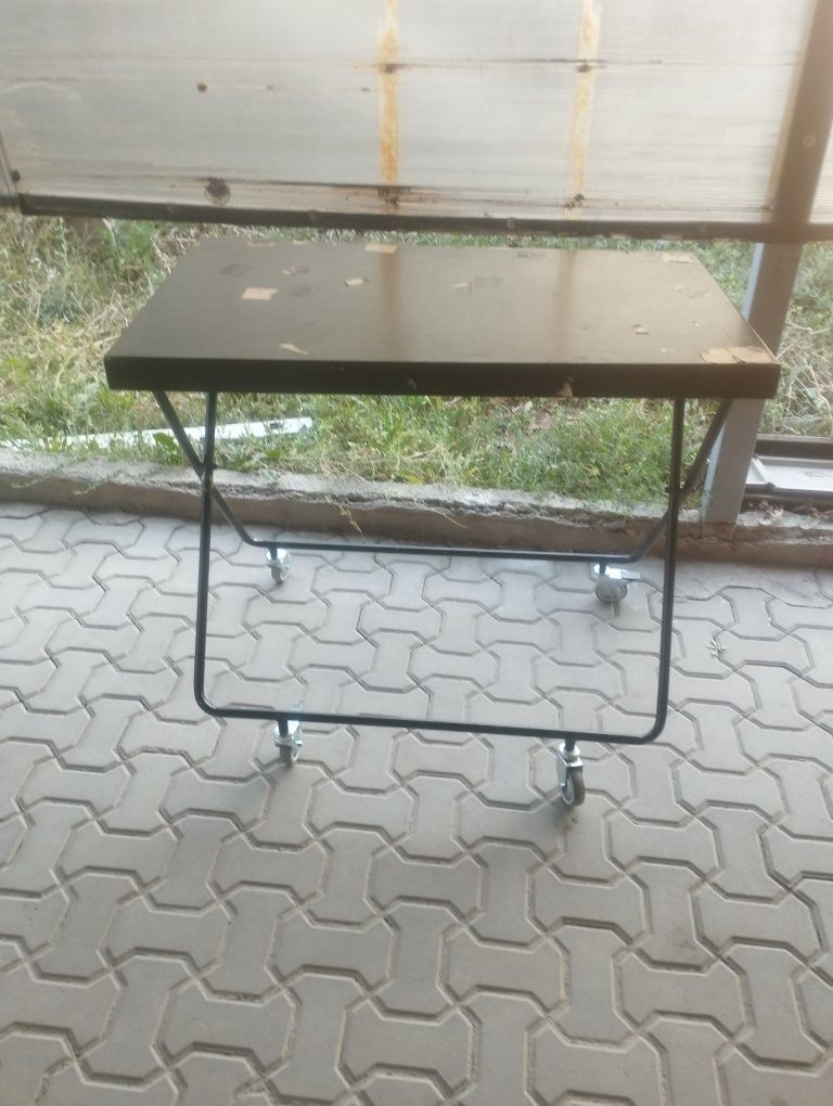 Стол железный на колесах