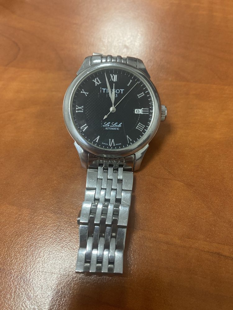 Наручные мужские часы марки TISSOT