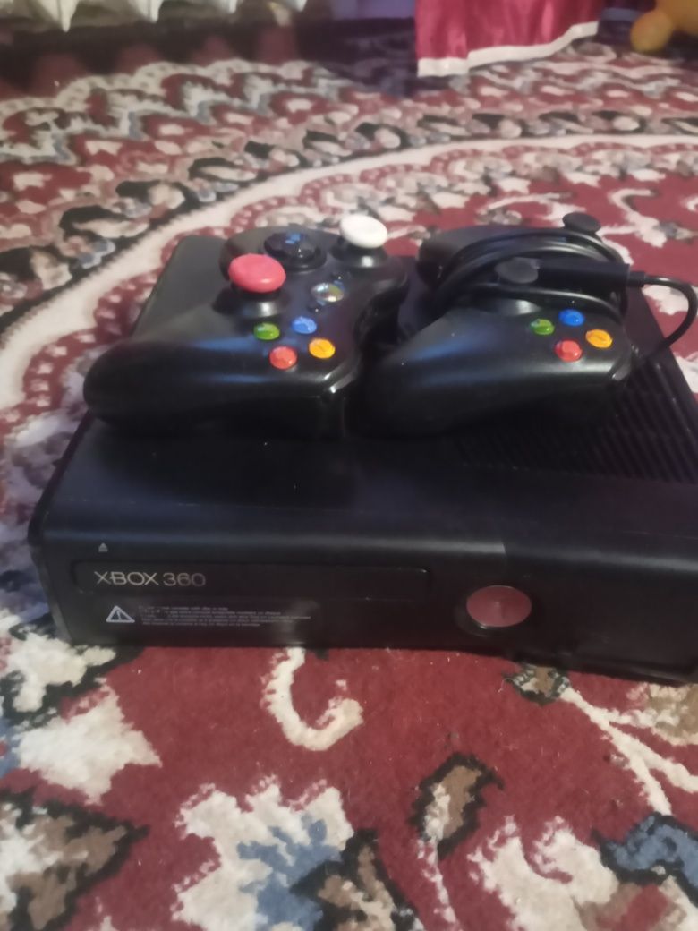 Продам Xbox 360 всё работает два джойстика