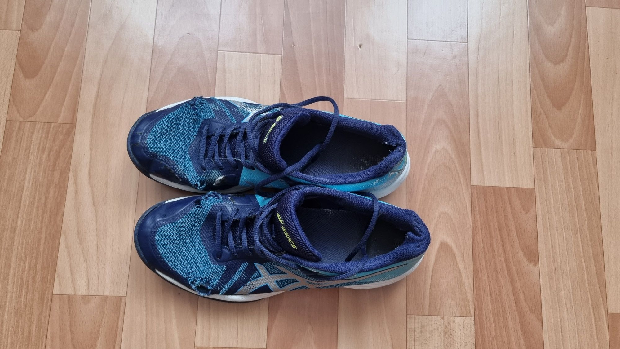 Волейбольные кроссовки asics