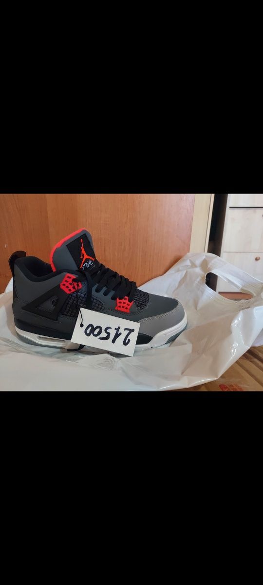 Новые кроссовки Nike