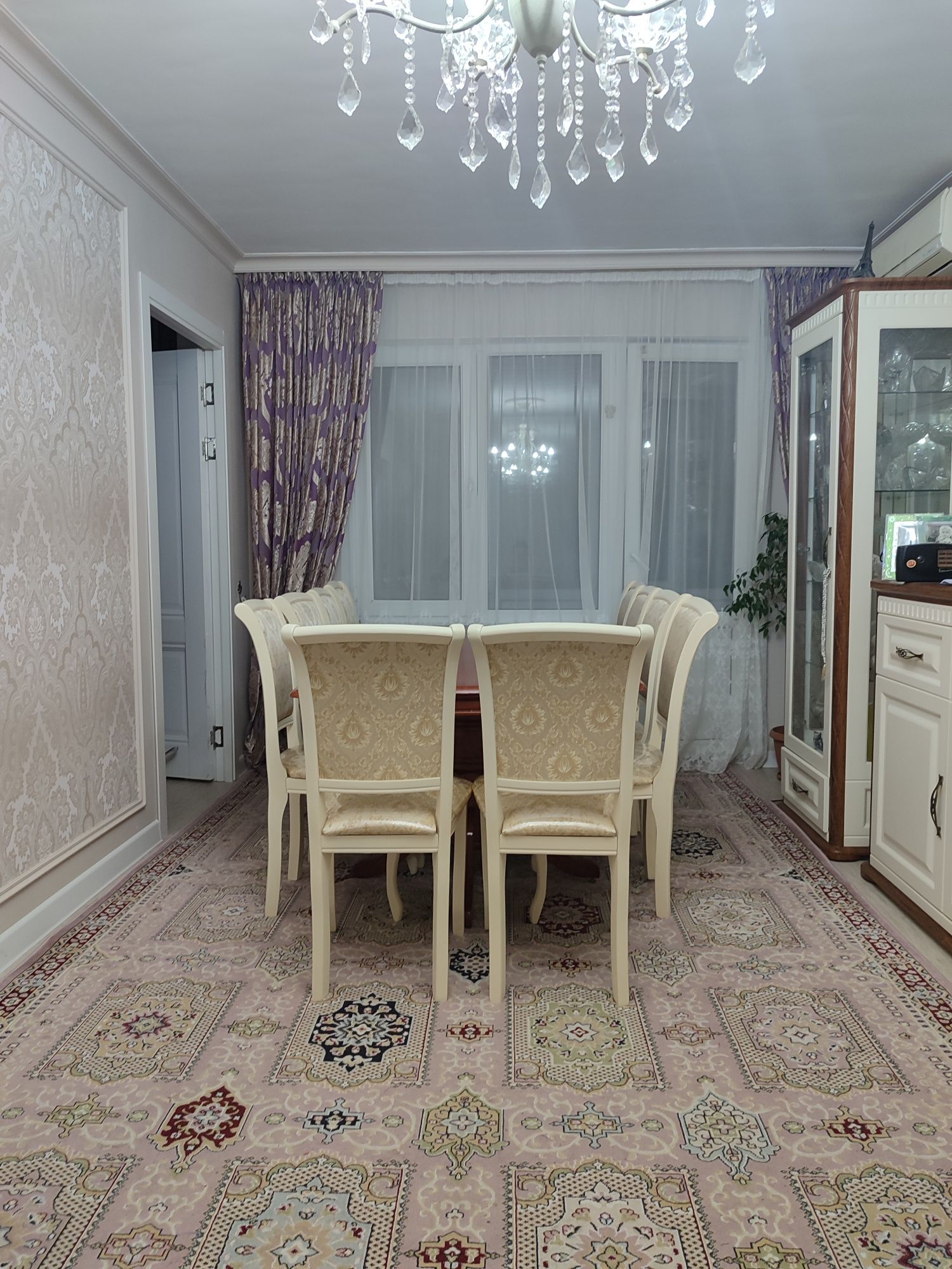 Стол и стулья для гостиной
