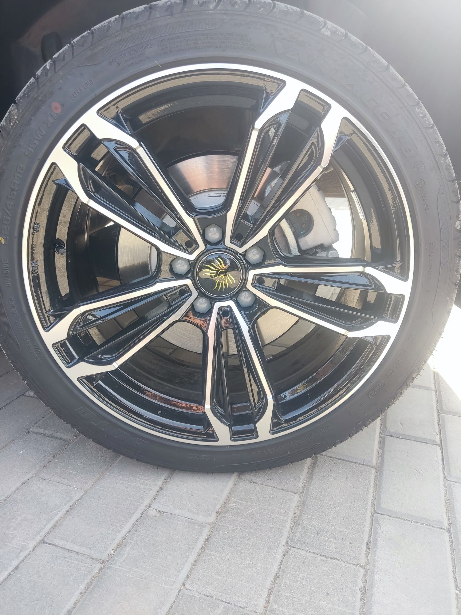 Жеңіл автокөліктеріне арналған дөңгелектер дискіларымен.
