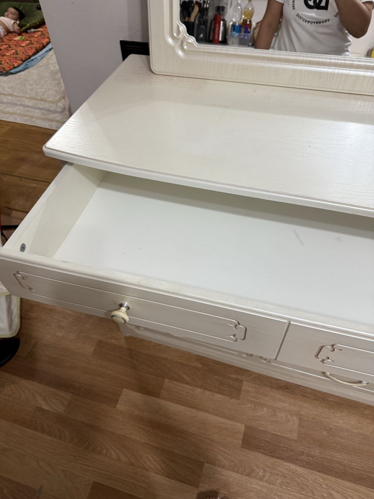 Комод с зеркалом