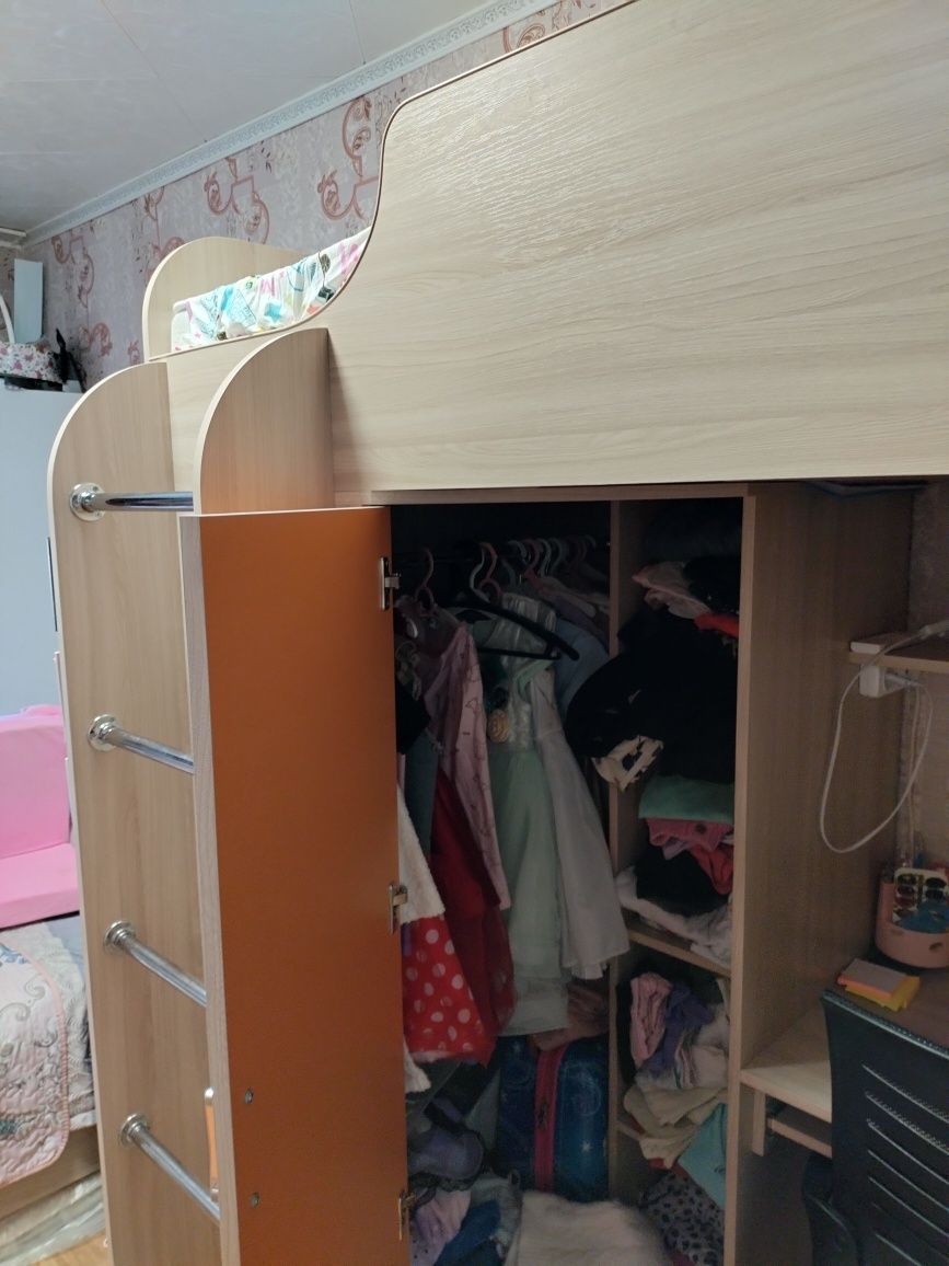 Продам детскую кровать,шкаф,стол,