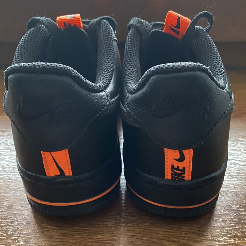Обувь. Nike Air Force 1. Чёрные низкие с оранжевыми элементами.