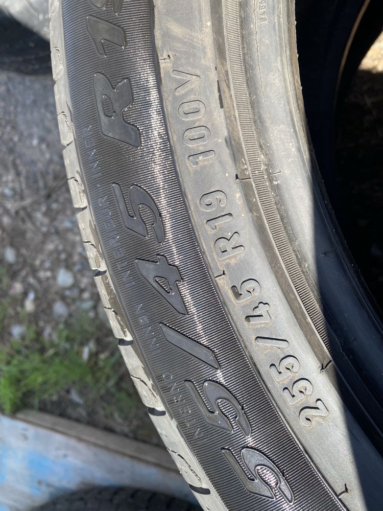 Комплект разноразмерные шины 255/45/19 235/50/19 Pirelli.
