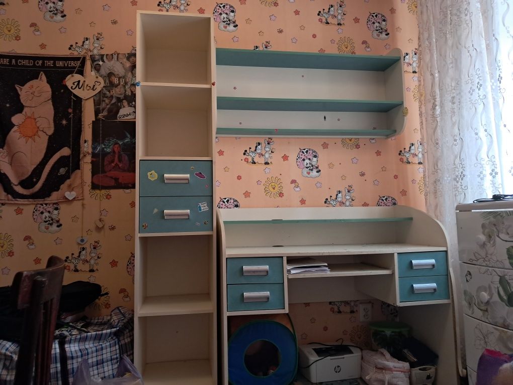 Продам Ученический Письменный стол и Полки