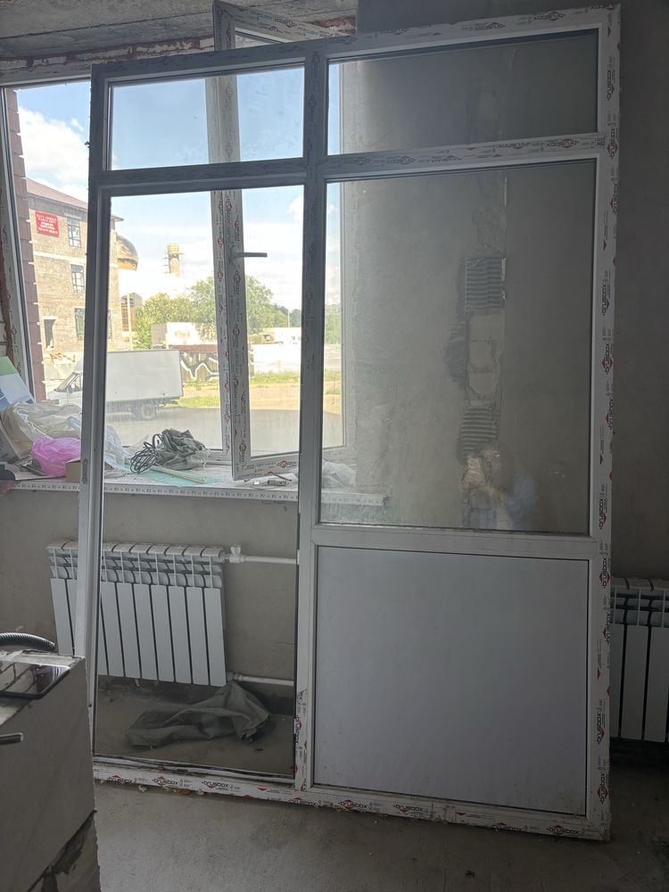 Продам пластиковое окно с дверью