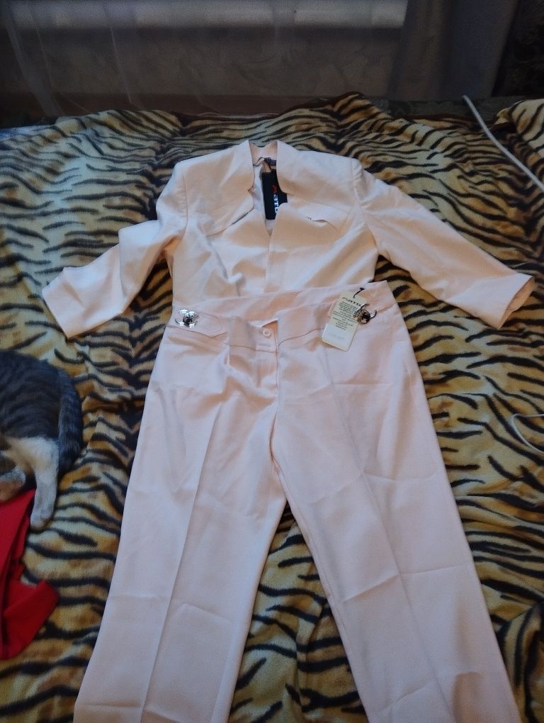 Продам  женские костюм