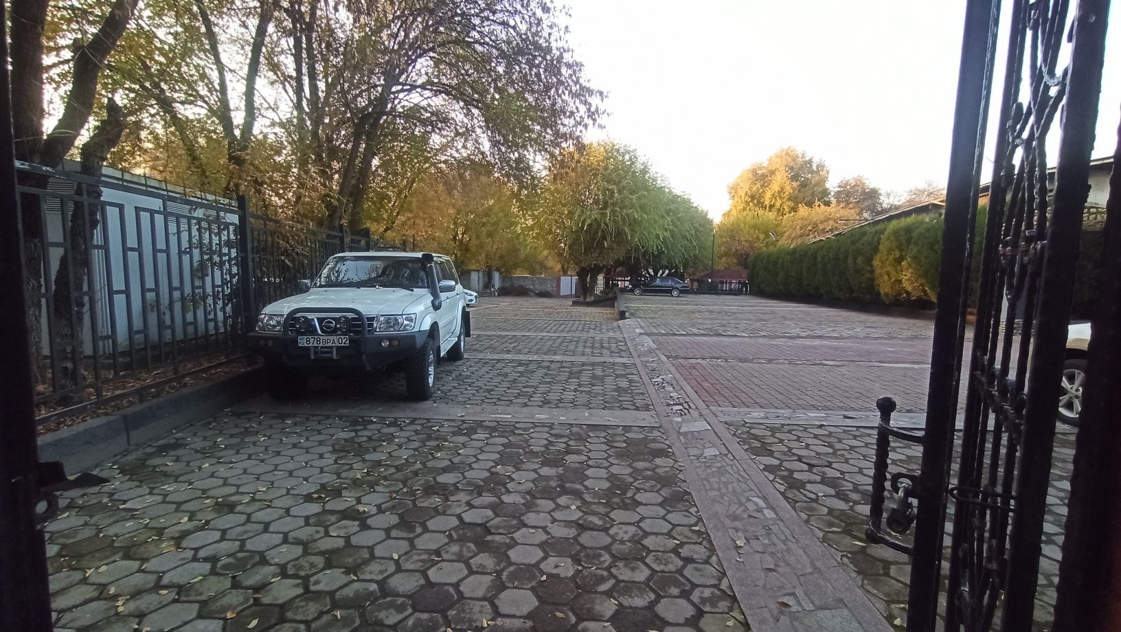 Продаётся действующее кафе на территории 0,5 Га. Район family парка.