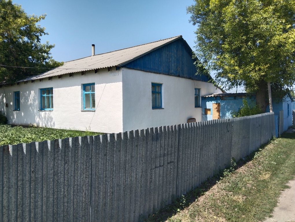 Продам дом, с хоз постройками и 20 соток земли