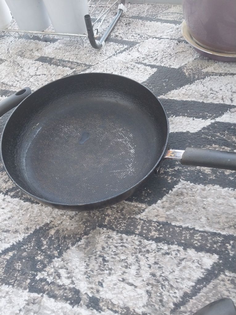 Продам казан .сковорода. хлебница.п.однос. бу