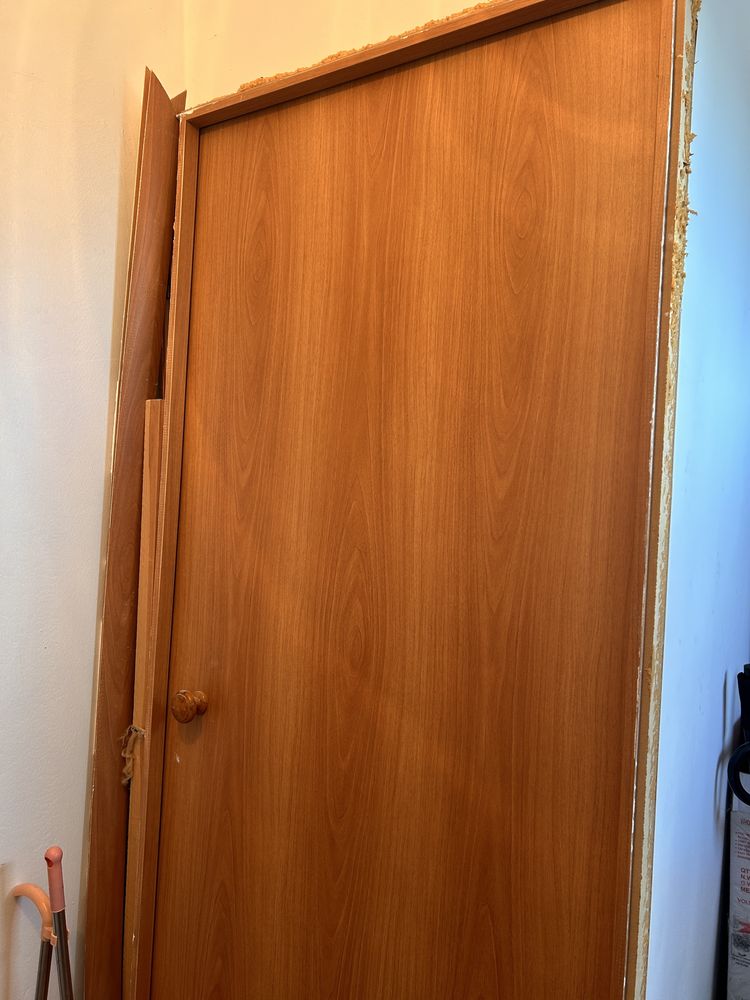 Продам дверь с коробкой