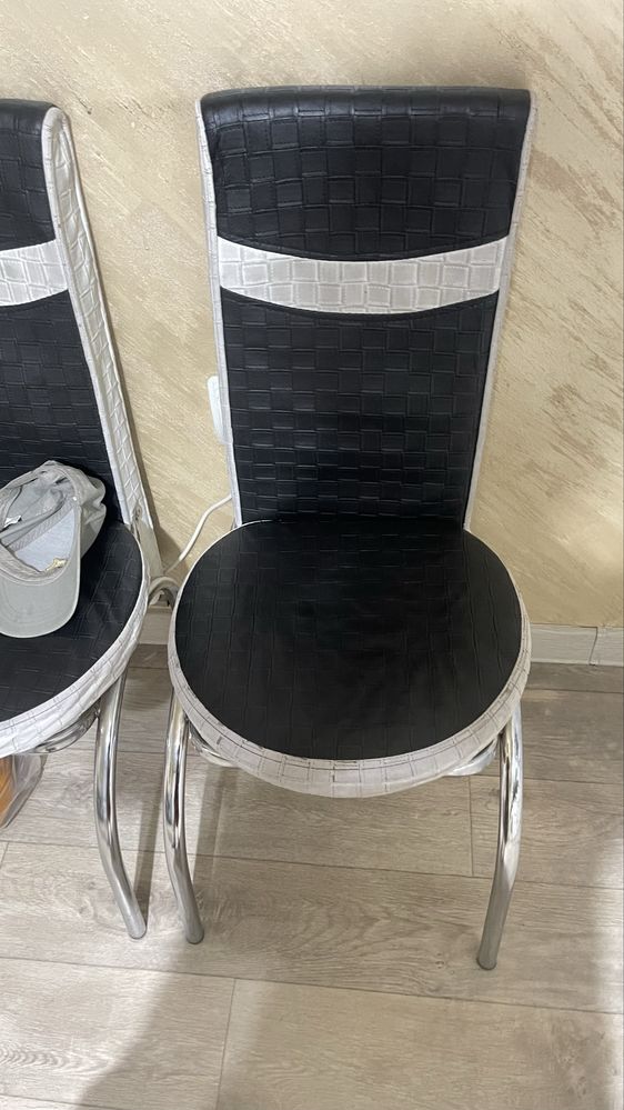 Продам кухонный стол со стульями.