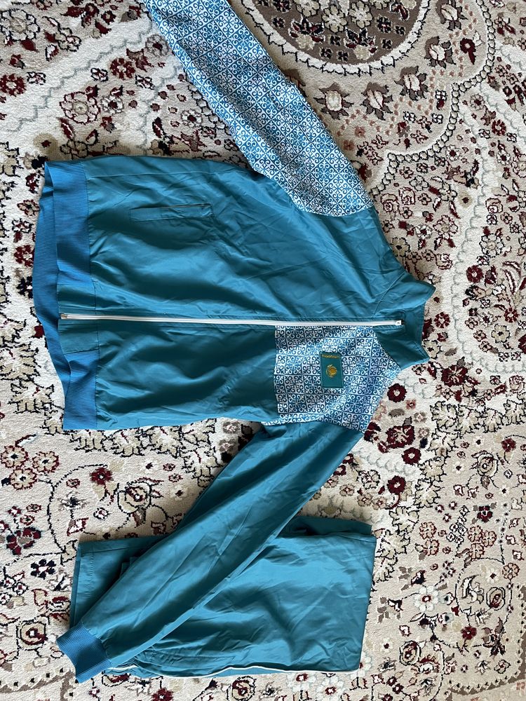 Продам спортивный костюм