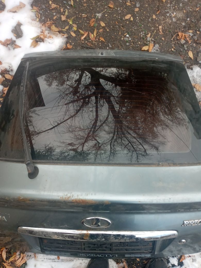 Продам крышку от багажника на Приору(хэтч бек)