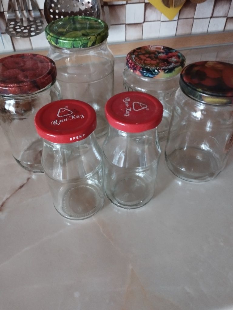 Продам баночки с винтовыми крышками .