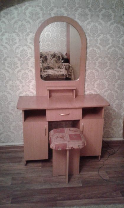 Продам трюмо с зеркалом туалетный столик