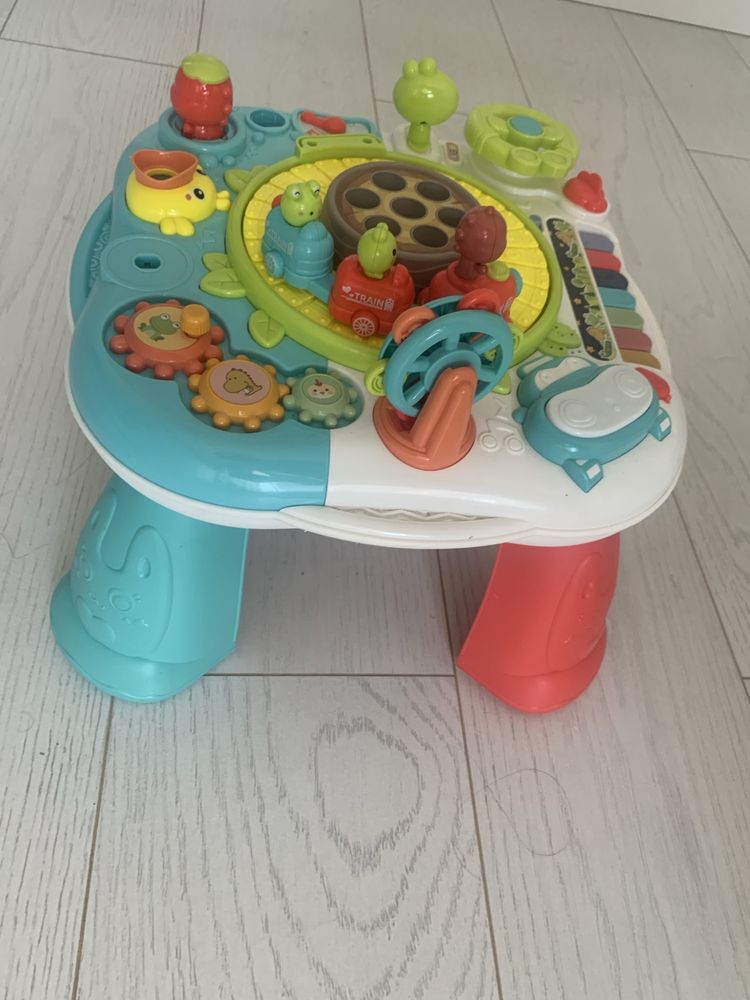 Продается развивающий столик и игрушка в подарок