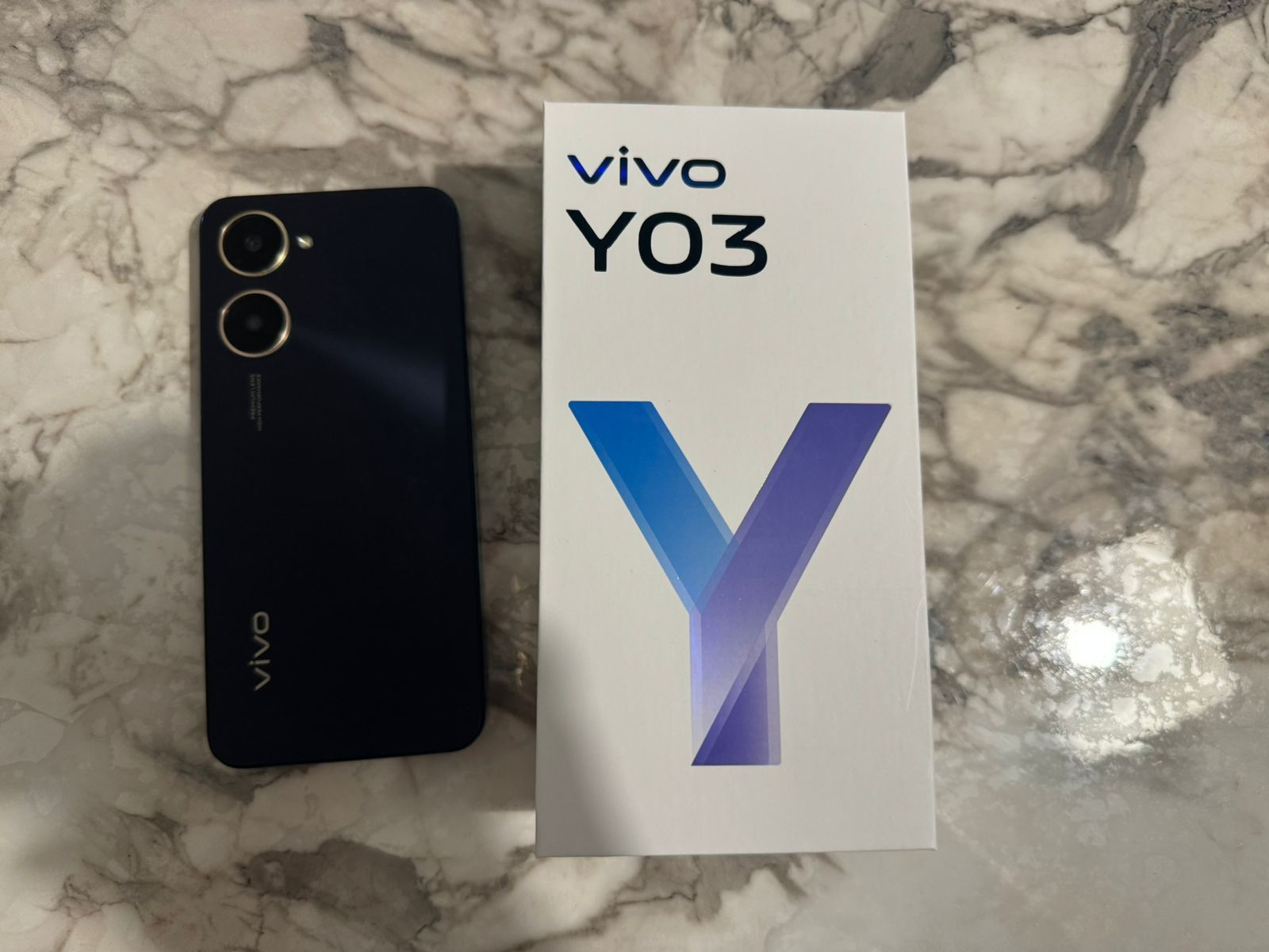 VIVO Y03 в черном цвете