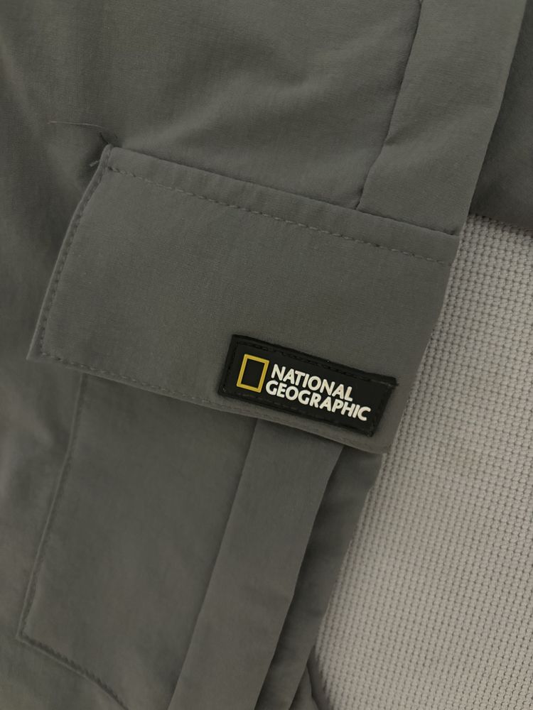 Брюки и сандали National Geographic
