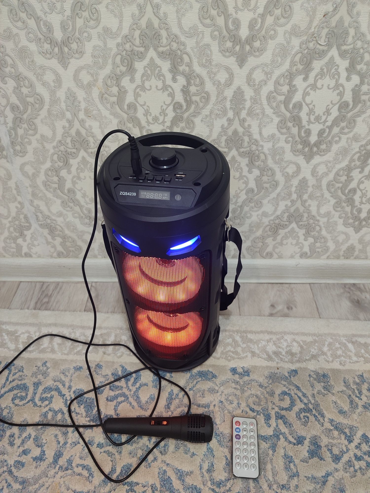 Продаю портативную колонку  ВТ SPEAKER  с микрофоном новый