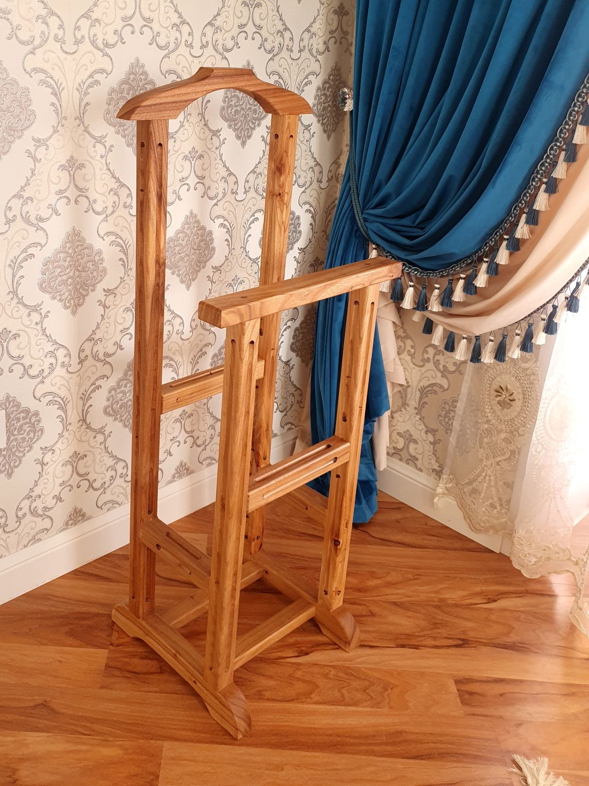 Продаем плечики напольные из карагача