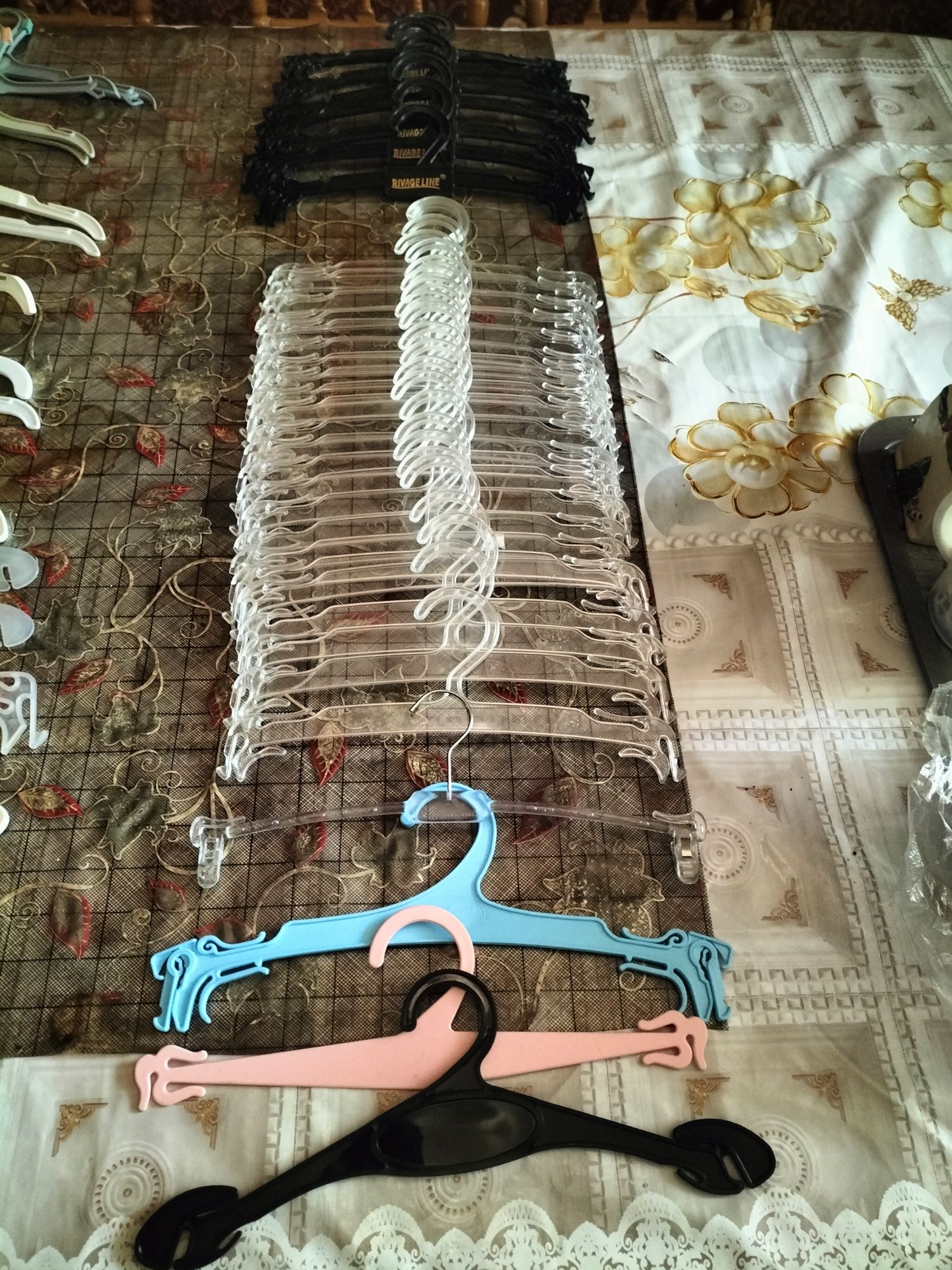 Продам вешалки-плечики разные.