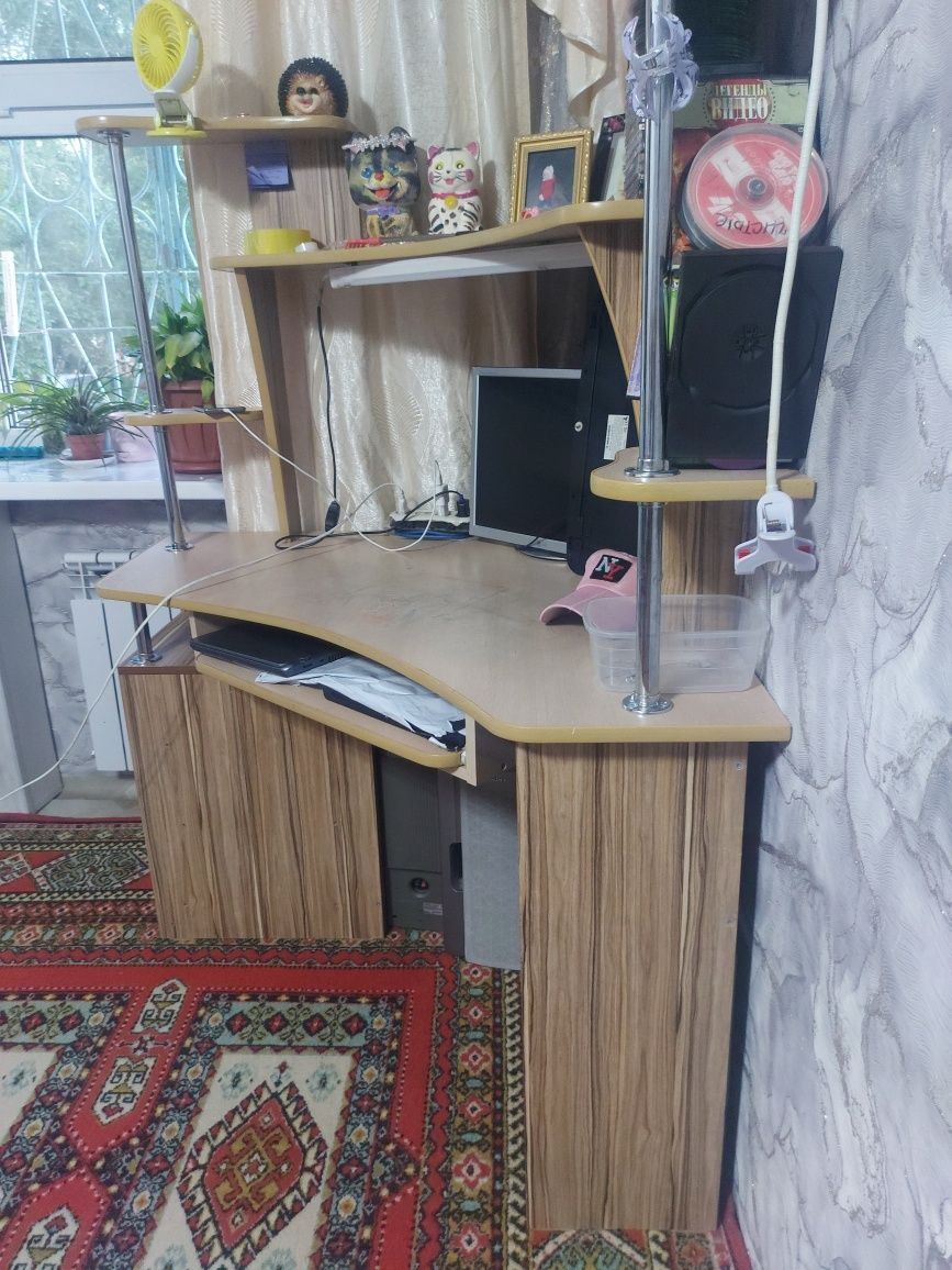 Письменный стол.