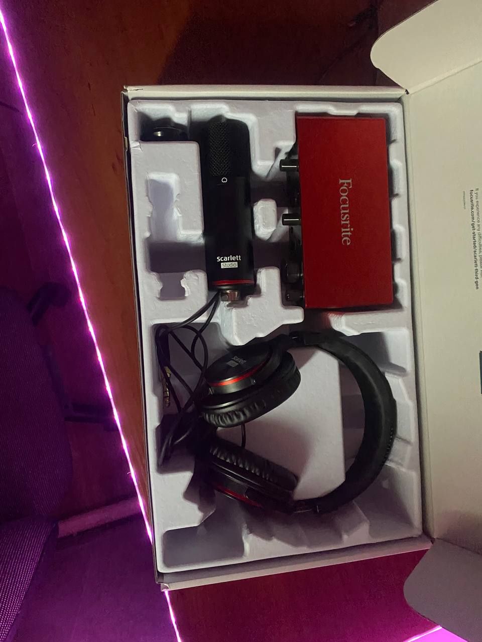 Продам focusrite 2i2 studio комплект
