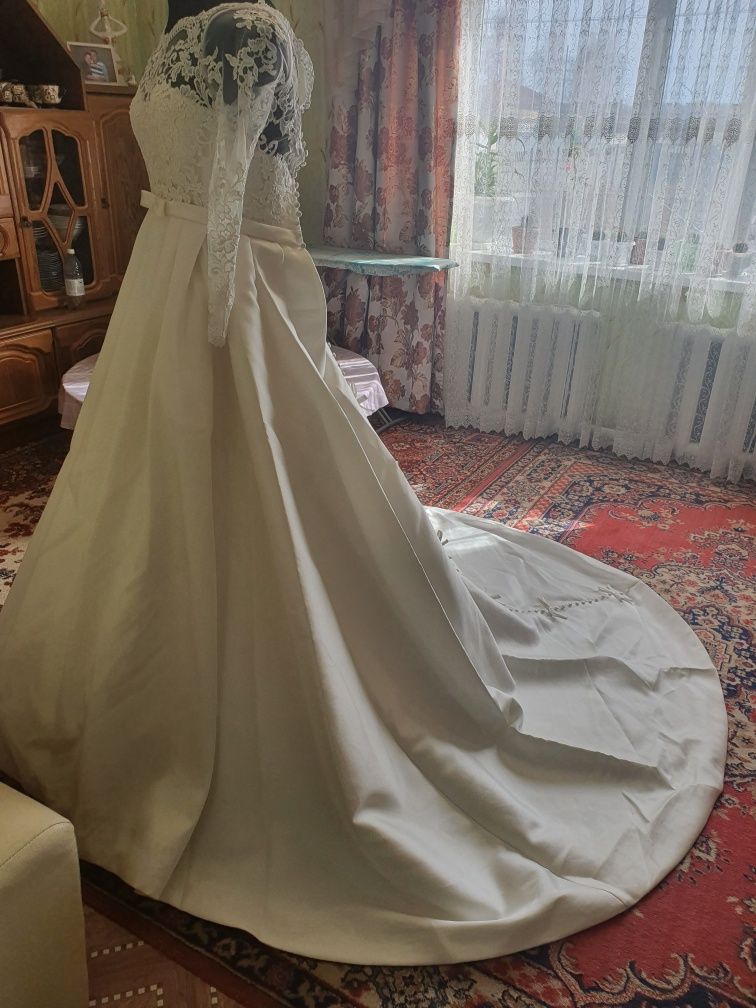 Продам очень красивое свадебное платье.!Цвет шампань