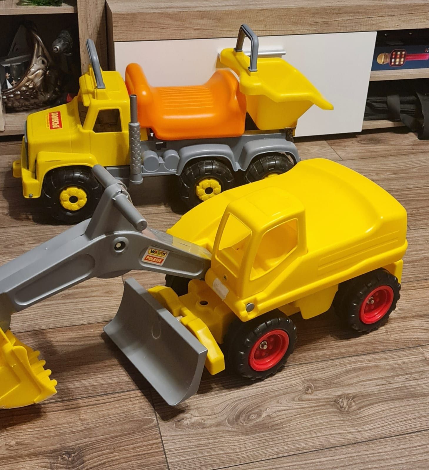 Продам игрушку экскаватор
