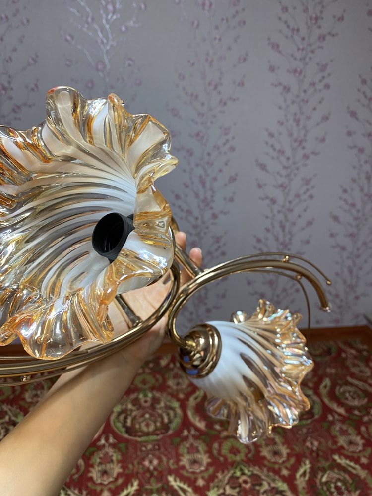 Продам красивую рабочую люстру