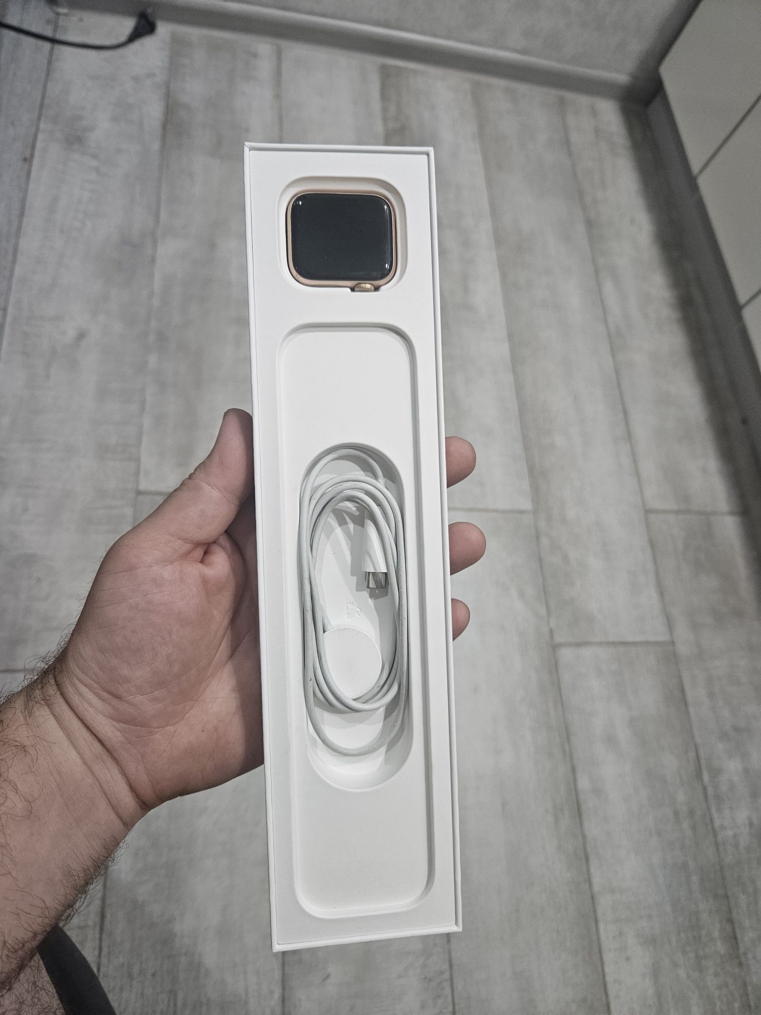 Смарт-часы Apple Watch SE 40 мм золотистый