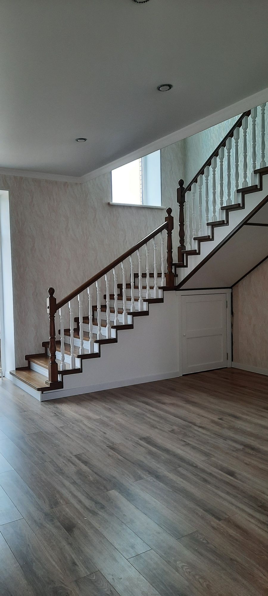 Обои. Ламинат. Плинтуса