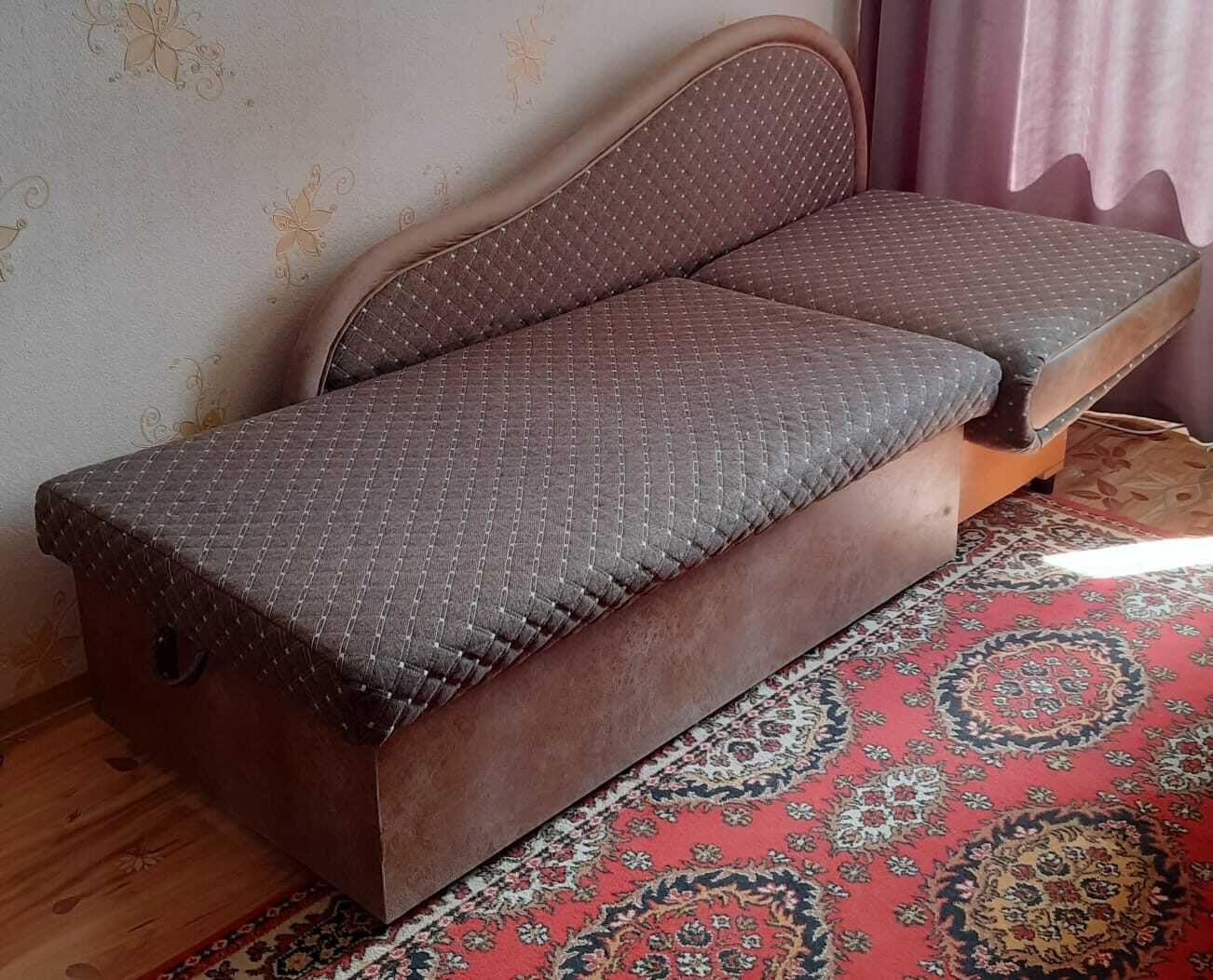 Продам небольшой диванчик с матрасом
