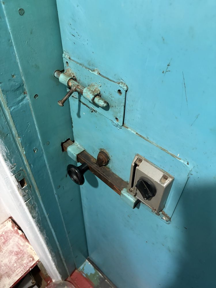 Продам железную дверь СРОЧНО