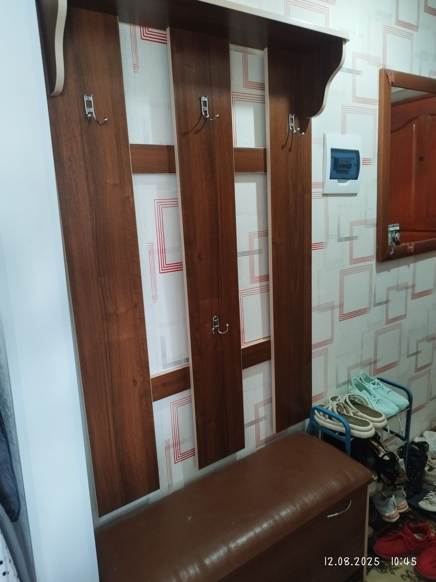 Продам прихожую .