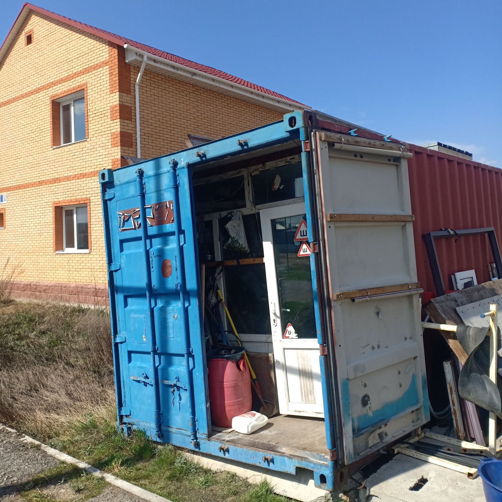Продам контейнер под бизнес утеплённые с дверью