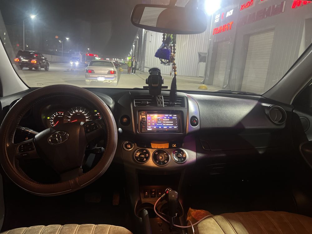 Срочно продается машина Toyota RAV4