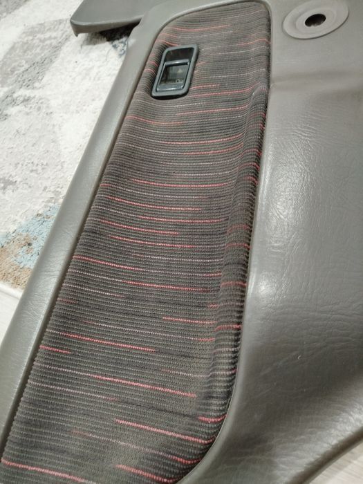 продам дверные карты на мазду 323 BG